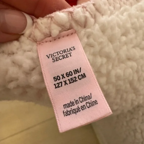 Victoria's Secret Festive Pink and Red Bow Throw - Picture 3 of 3